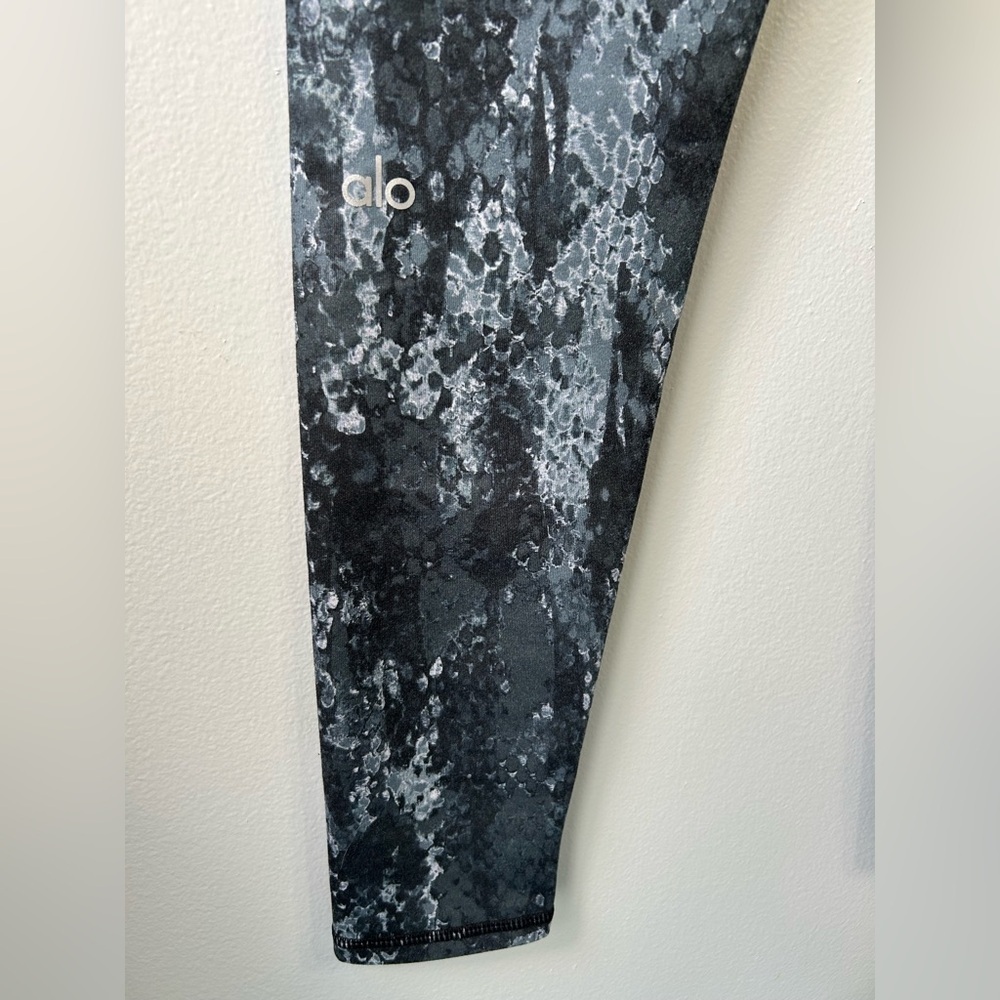 Alo Yoga Airbrush Full Length Leggings Black/Gray Python Snake Women’s Sz Small - Picture 8 of 10